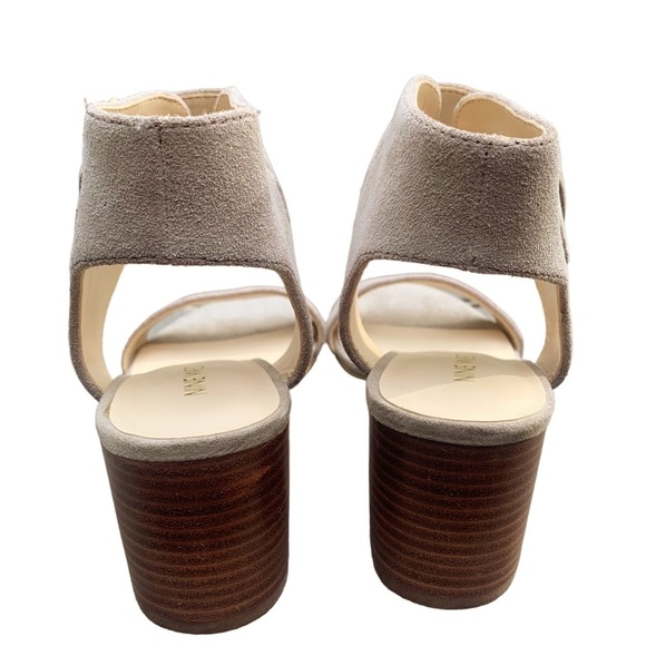 Nine West Suede Sandals 7.5 Stacked Heel Gold Hardware Strappy Neutral - Picture 6 of 10